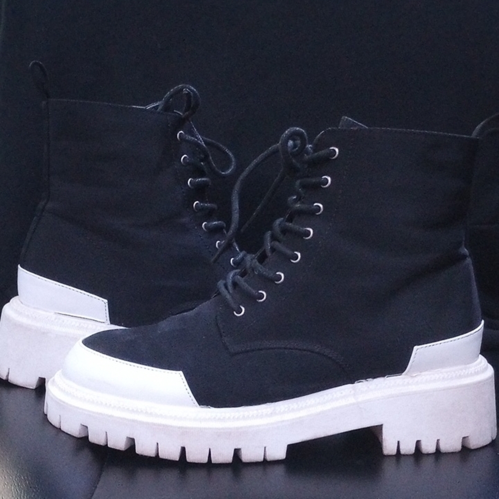 Black and White Lace-Up Boots - Picture 4 of 10